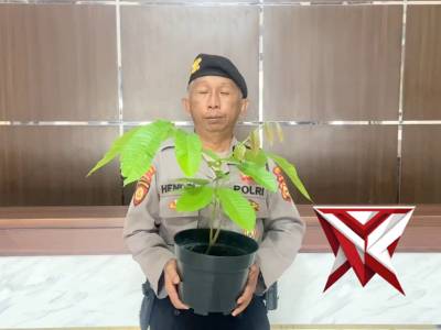 Pemberian bibit pohon kepada personil yang berulang tahun