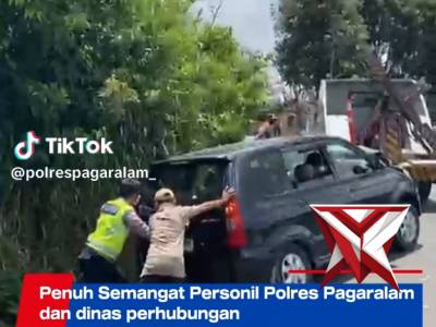 Penuh semangat personel polres pagar alam bantu mobil yang terperosok