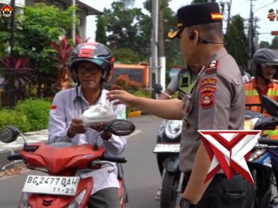 Kapolres Muara enim berbagi takjil dengan masyarakat. - PoliceTube