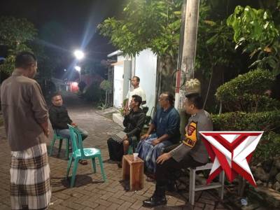 Bhabinkamtibmas Desa Darsono laksanakan sambang poskamling bersama babinsa