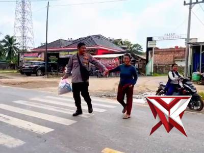 Personil Polsek Tungkal Jaya Membantu Masyarakat Yang Memiliki Keterbatasan Fisik