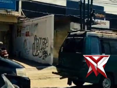 Personel Polsek Rancaekek melaksanakan kegiatan pengaturan lalu lintas di sejumlah titik rawan - PoliceTube