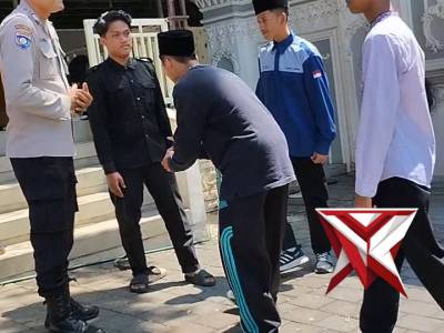 Pengibaran bendera di pondok pesantren - PoliceTube