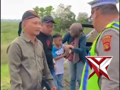 Sat Lantas Polres OKI membantu pemudik yang kehabisan BBM 
SATLANTAS POLRES OKI HADIR.