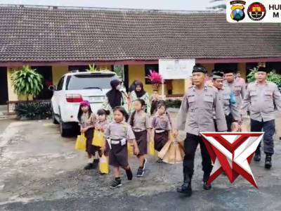 Polsek Montong bersama TK Kemala Bhayangkari 70 membagikan takjil untuk berbagi kebahagiaan di bulan - PoliceTube