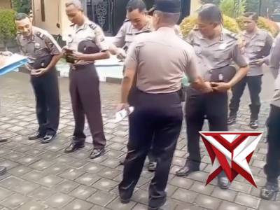 Kegiatan apel pagi yang dilaksanakan di halaman Mapolsek dipimpin langsung oleh Kapolsek Sukomoro. U - PoliceTube