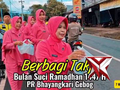 Berbagi takjil oleh pengurus ranting Bhayangkari Polsek Gebog Polres Kudus