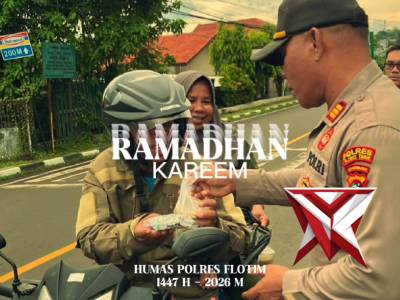 Pimpin Pembagian Takjil, Kabag SDM Polres Flotim Sapa Pengendara di Depan Mapolres Flotim