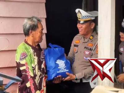Berbagi Kebahagiaan Melalui Jumat Berbagai Bersama Sat Lantas Polres Muba - PoliceTube