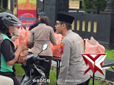Polresta Magelang dengan Bhayangkari melaksanakan bagi takjil - PoliceTube