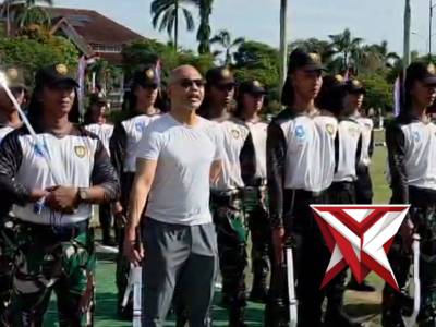 PAK KAPOLDA BERI SEMANGAT DAN DUKUNGAN KEPADA PETUGAS PASKIBRAKA YANG SEDANG LATIHAN