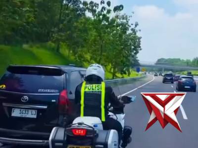 Di tengah padatnya arus mudik, satu mobil tiba-tiba mogok di ruas Tol Purwakarta.