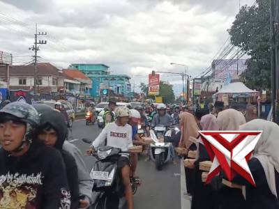 Bagi Takjil Polsek Singosari - PoliceTube