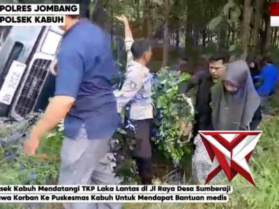 Polsek kabuh mendatangi tkp laka lantas dan menolong korban