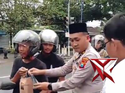 Day 13, Satlantas Polres Magetan Membagikan Takjil di depan Mako Polres Magetan di Bulan Suci Ramadh