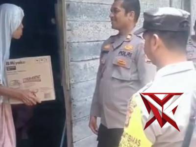 Personel Salurkan Bantuan Kepada Warga Kurang Mampu Di - PoliceTube
