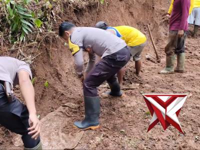 Bhabinkamtibmas Polres Batang Gotong Royong Bersama Warga Bersihkan Lumpur di Jalan