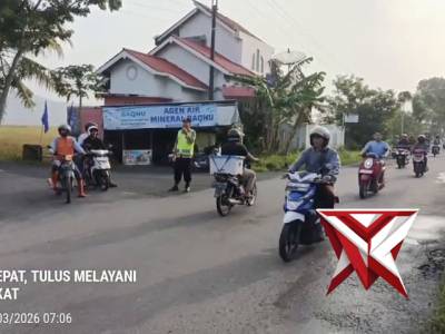 Anggota Polsek Alian melaksanakan giat pengaturan arus lalin disimpang Jatimulyo Kecamatan Alian - PoliceTube
