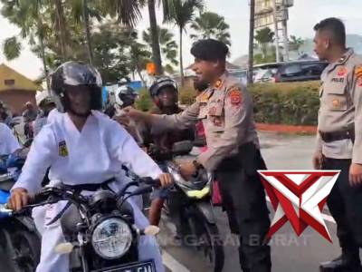Wujudkan Kepedulian, Polres Manggarai Barat Rutin Bagikan Takjil bagi Masyarakat Labuan Bajo
