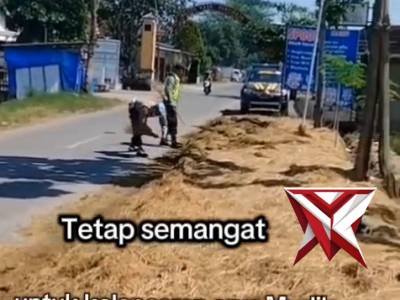 Patroli Polsek Sukodono Bersihkan Jerami yang Berserakan di Ruas Jalan