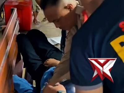 personel Pos Pelayanan (Pos Yan) dengan cepat memberikan pertolongan korban lakalantas