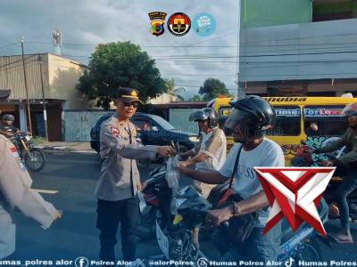 Satuan Binmas dan Satresnarkoba Polres Alor Berbagi Takjil, Tebar Keberkahan di Bulan SuciRamadan