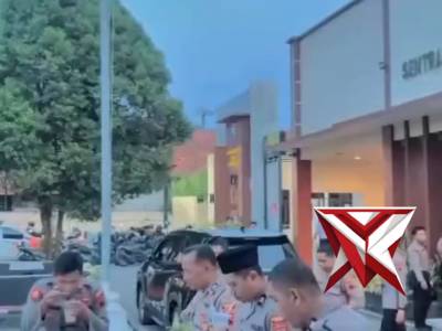 Bagi-bagi takjil sat samapta polres Kudus bersama Bhayangkari