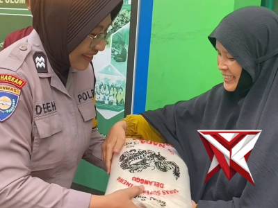Kapolsek Pacitan dan Anggota Polsek Pacitan memberikan santunan kepada anak yatim piatu Yayasan YPYP