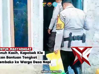 NTT PENUH KASIH,KAPOLSEK KIE SERAHKAN BANTUAN TONGKAT DAN SEMBAKO KE WARGA DESA NAPI