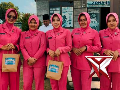 PEMBAGIAN TAKJIL RAMADHAN 1447 H /2026 KEPADA PENGENDARA JALAN OLEH POLSEK BURU DI DEPAN MAKO POLSEK