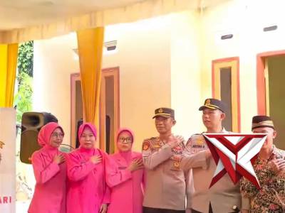 Kapolres Musi Rawas bersama jajaran menyerahkan secara langsung kunci rumah hasil program bedah