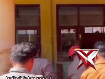 Satbrimob Polda Jawa Barat (Jabar) melaksanakan aksi sigap menanggulangi bencana alam tanah longsor