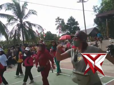 Olga bersama personil Polsek dan warga diikuti oleh Forkopicam dalam rangka kebersaamaan