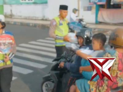 *Satlantas Polresta Bengkulu Edukasi Tertib Lalu Lintas dan Berbagi Takjil kepada Pengendara*