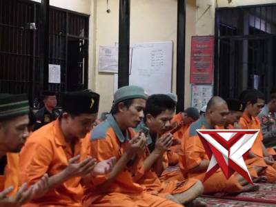 Kapolres OKI melaksanakan kegiatan berbuka puasa bersama Tahanan Polres OKI