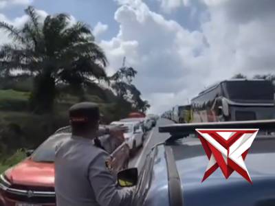 Polisi Berjibaku Urai Kemacetan di Jalur Lintas Timur, Pemudik Apresiasi Pelayanan Humanis