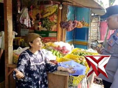 POLSEK SUKOREJO Patroli Sambang,Binluh dgn Pedagang Buah di Pasar&nbsp;Sukorejo Ds Glagahsari Kc Sukorejo