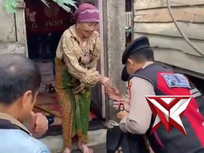 Personil Sat Samapta Polres Muba Melaksanakan Jumat Berkah di Wilayah Sekayu