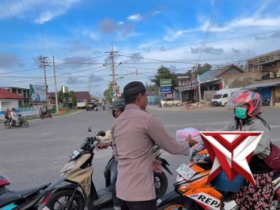 Di pimpin langsung oleh Wakapolres Buru, Polres Buru Berbagi Takjil dengan Masyarakat yang Berpuasa