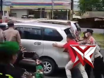 Polsek Cicalengka sigap turun tangan membantu mendorong sebuah mobil yang mogok di jalan raya - PoliceTube