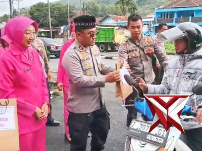 Polsek Nagreg bersama Bhayangkari berbagi Takjil Ramadhan kepada Pengguna Jalan
