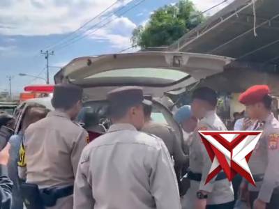 upacara pemakaman secara dinas Kepolisian kepada jenazah Alm, Peltu Pol (Purn),TARJONO SOEWARNO, S.H