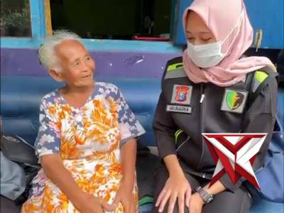 ? Bingkisan Ramadhan untuk Mbah Giyem

Di bulan penuh berkah ini, Polres Magetan memberikan bingkis