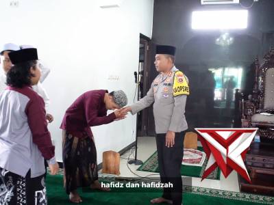 Kapolres OKI memberikan tali asih kepada para Hafidz dan Hafidzah..