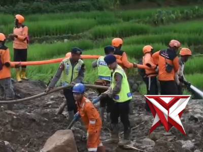 Tim SAR Sat Brimobda Polda Jateng hadir membantu Evakuasi Korban bencana Tanah Longsor Pandanarum