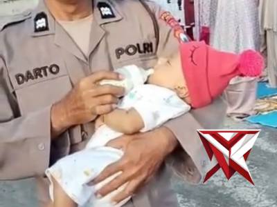 Polres Ngawi melalui Polsek Kedunggalar memberikan pertolongan dengan memberikan bantuan menggendong