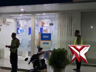 Patroli Blue Light Polsek Gondang Intensifkan Pengamanan Jelang Lebaran


Dalam rangka menjaga situa