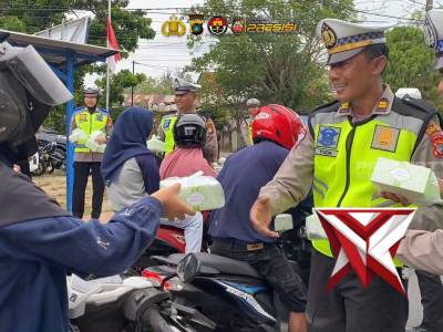 Sat Lantas Polres Belitung Timur Melaksanakan Kegiatan Pembagian Takjil Gratis Kepada Masyarakat Yan