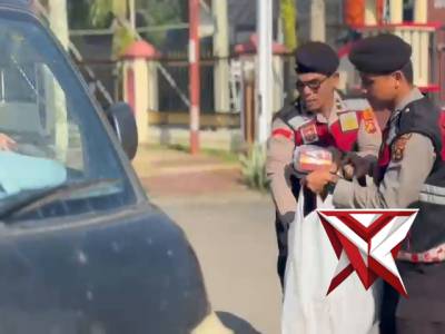 Kegiatan bagi takjil samapta polres musi rawas