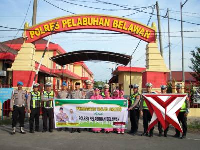 Berbagi Berkah Ramadhan, Polres Pelabuhan Belawan Bagikan Takjil Gratis untuk Warga